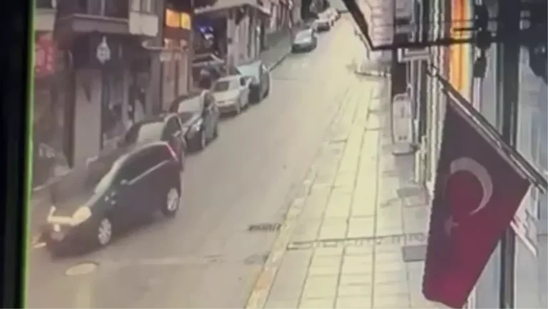 Otomobil ile çarpışan motosikletin sürücüsü yaralandı; kaza anı kamerada