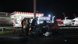 Otomobil tıra arkadan çarpıp takla attı: 1 ölü, 1’i ağır 3 yaralı