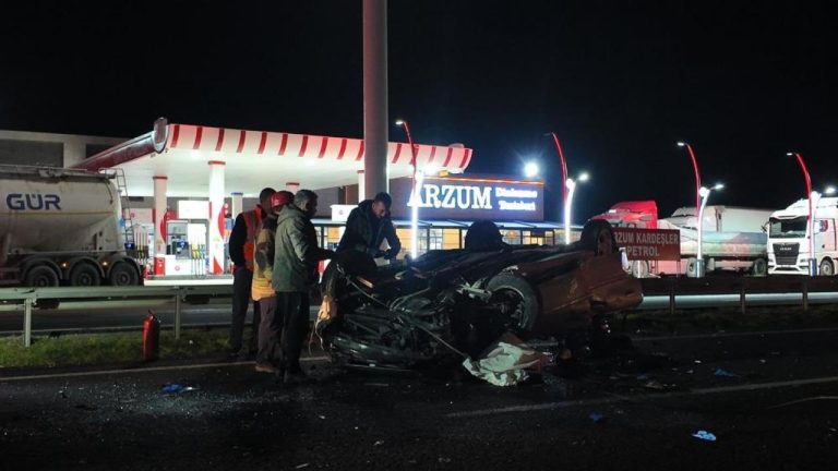 Otomobil tıra arkadan çarpıp takla attı: 1 ölü, 1’i ağır 3 yaralı