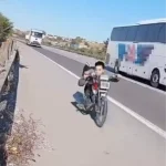 Otoyolda motosikletini, üzerine yüzüstü yatarak kullanan sürücüye 63 bin TL ceza