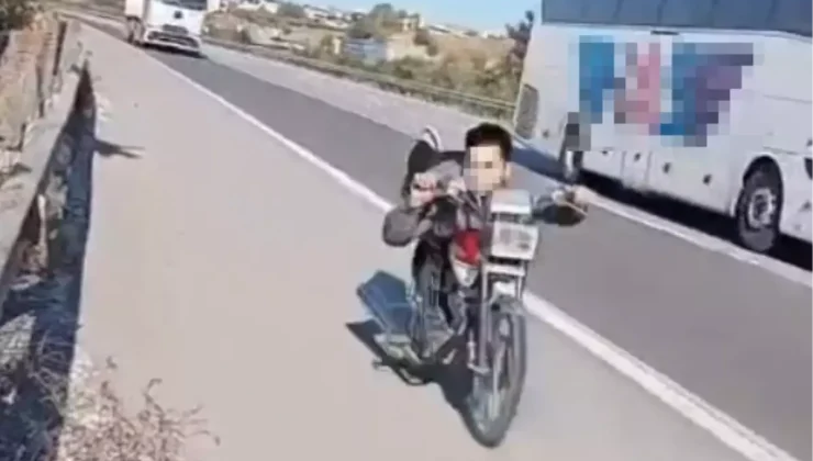 Otoyolda motosikletini, üzerine yüzüstü yatarak kullanan sürücüye 63 bin TL ceza