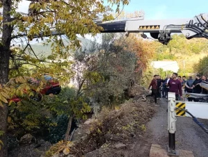 Patlayan su borusu yolda göçüğe neden oldu; taşan su ise otomobili bahçeye sürükledi