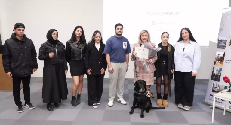 Rehber köpek Kara, üniversite öğrencileriyle bir araya geldi