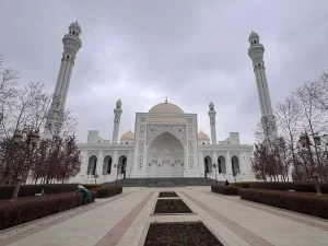 Rusya’da mimarisiyle öne çıkan “Müslümanların Gururu” Camisi ziyaretçilerin ilgi odağı