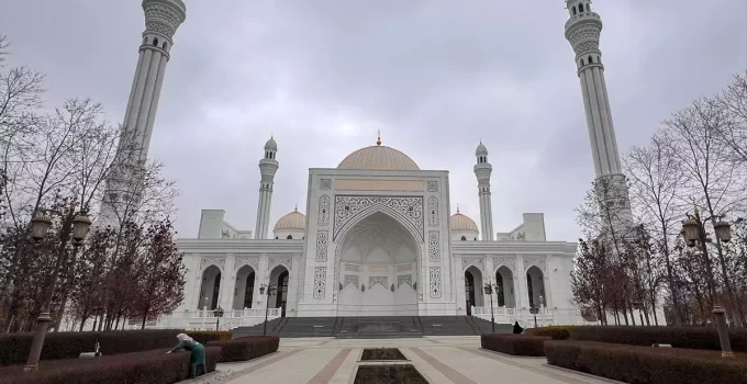 Rusya’da mimarisiyle öne çıkan “Müslümanların Gururu” Camisi ziyaretçilerin ilgi odağı
