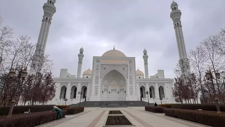 Rusya’da mimarisiyle öne çıkan “Müslümanların Gururu” Camisi ziyaretçilerin ilgi odağı