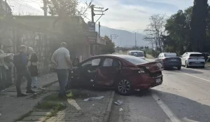 Sakarya’da 2 otomobilin çarpıştığı kazada 5 kişi yaralandı