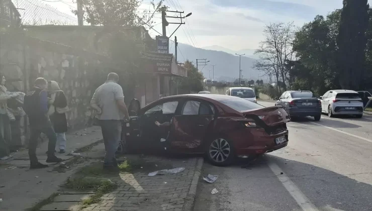 Sakarya’da 2 otomobilin çarpıştığı kazada 5 kişi yaralandı