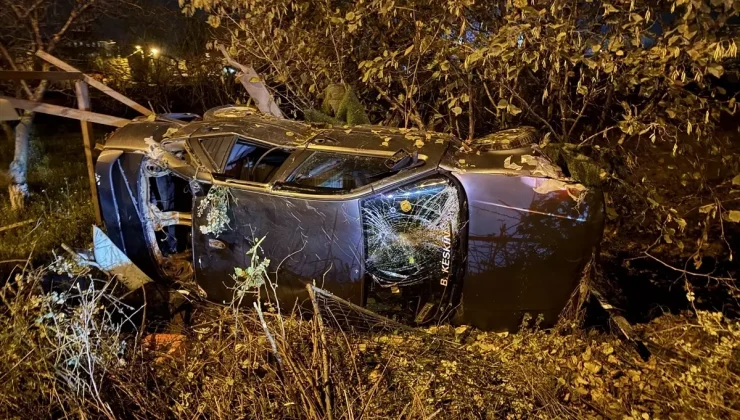 Sakarya’da hafif ticari araç ile otomobilin çarpıştığı kazada 4 kişi yaralandı