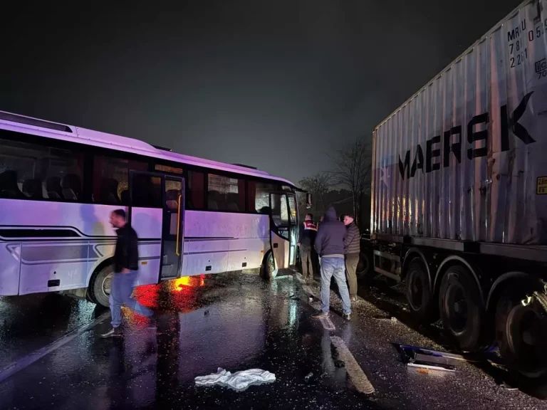 Sakarya’da zincirleme kaza: 12 yaralı