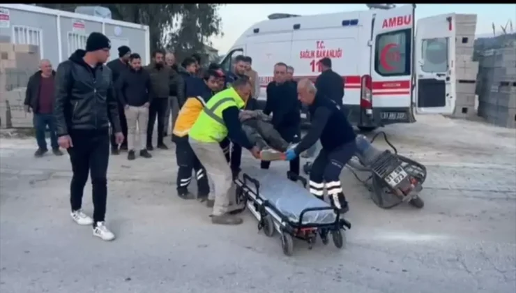 Samandağ’da motosikletin yayaya çarptığı kazada 2 kişi yaralandı