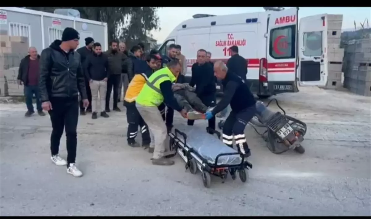 Samandağ’da motosikletin yayaya çarptığı kazada 2 kişi yaralandı