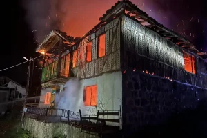 Samsun’da çıkan yangında iki katlı ahşap ev kullanılamaz hale geldi