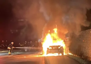 Samsun’da seyir halinde alev alan lüks otomobil kullanılamaz hale geldi