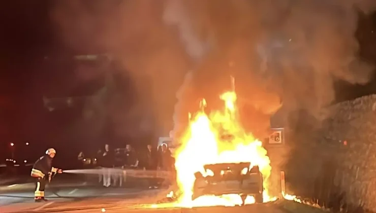 Samsun’da seyir halinde alev alan lüks otomobil kullanılamaz hale geldi