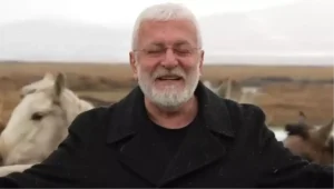 Sanatçı Onur Akın’a, klip çekimi sırasında at çarptı