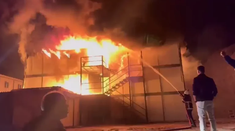 Şantiyede işçilerin yatakhanesinde çıkan yangın söndürüldü