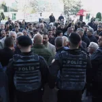 Sarıyer’de günü değiştirilen semt pazarının esnafı belediye binasının önünde eylem yaptı