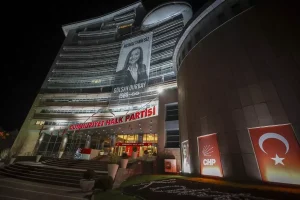 Şehzadeler Belediye Başkanı Durbay’ın fotoğrafı CHP Genel Merkezi’ne asıldı