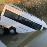 Serik’te minibüs sulama kanalına düştü