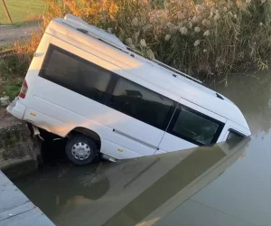 Serik’te minibüs sulama kanalına düştü