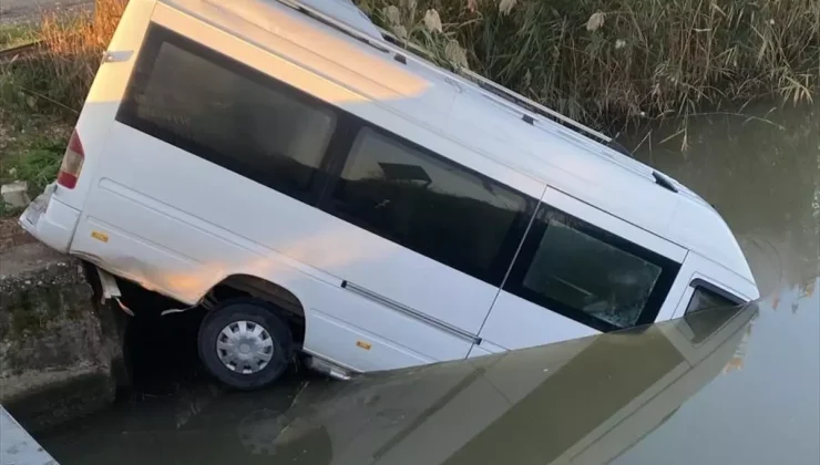Serik’te minibüs sulama kanalına düştü