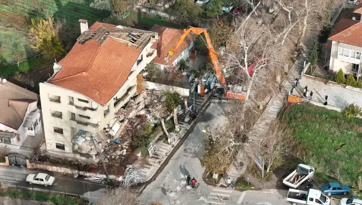 Sındırgı’da ağır hasarlı 18 bina daha yıkıldı