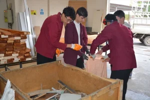 Şırnak’ta mobilya bölümü öğrencilerinden vatandaşlara yakacak desteği