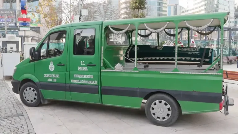Şişli’de trafik kazasında hayatını kaybedenler son yolculuğuna uğurlandı