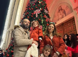 Suriye’nin Lazkiye ilinde Hristiyan vatandaşlar Noel için ağaçları ışıklandırdı