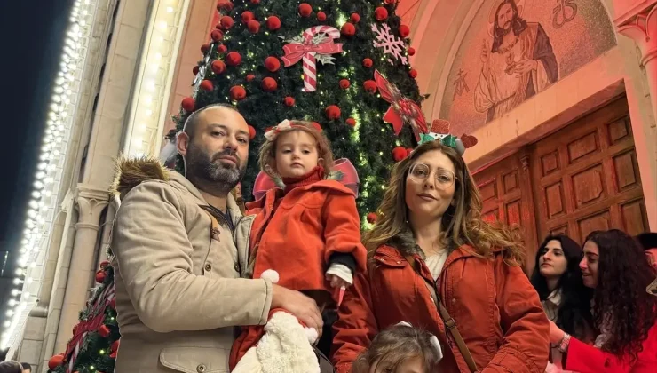Suriye’nin Lazkiye ilinde Hristiyan vatandaşlar Noel için ağaçları ışıklandırdı