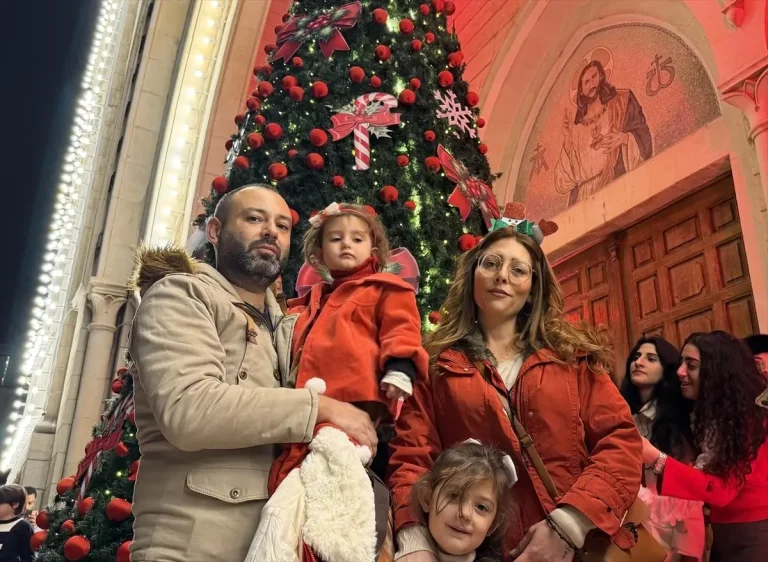 Suriye’nin Lazkiye ilinde Hristiyan vatandaşlar Noel için ağaçları ışıklandırdı
