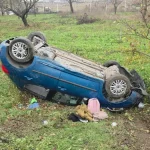 Tarlaya savrulup devrilen otomobildeki 2 kişi yaralandı