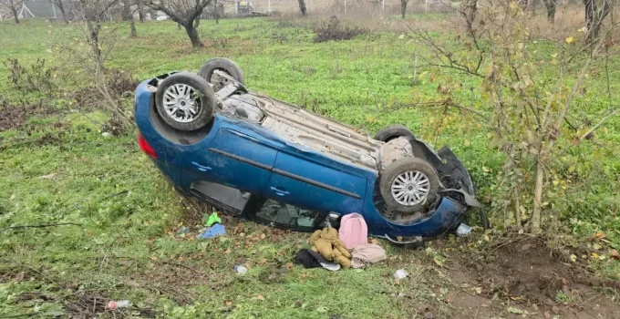 Tarlaya savrulup devrilen otomobildeki 2 kişi yaralandı