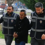 Tartıştığı arkadaşını evinin önünde vurdu