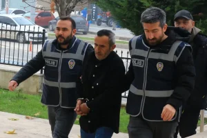 Tartıştığı arkadaşını evinin önünde vurdu