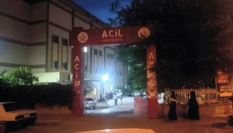 Tartıştığı karısını sokak ortasında bıçaklayarak öldürdü