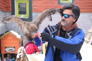 Tedavi edip doğaya bıraktığı kızıl şahin, aylar sonra geri döndü