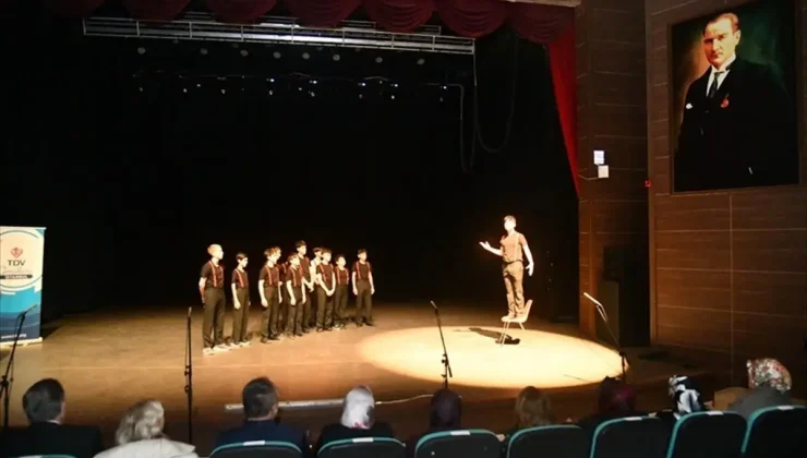 Tekirdağ’da “Altın çağ” adlı tiyatro oyunu sahnelendi