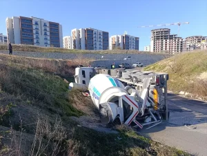 Tekirdağ’da devrilen beton mikserinin sürücüsü yaralandı
