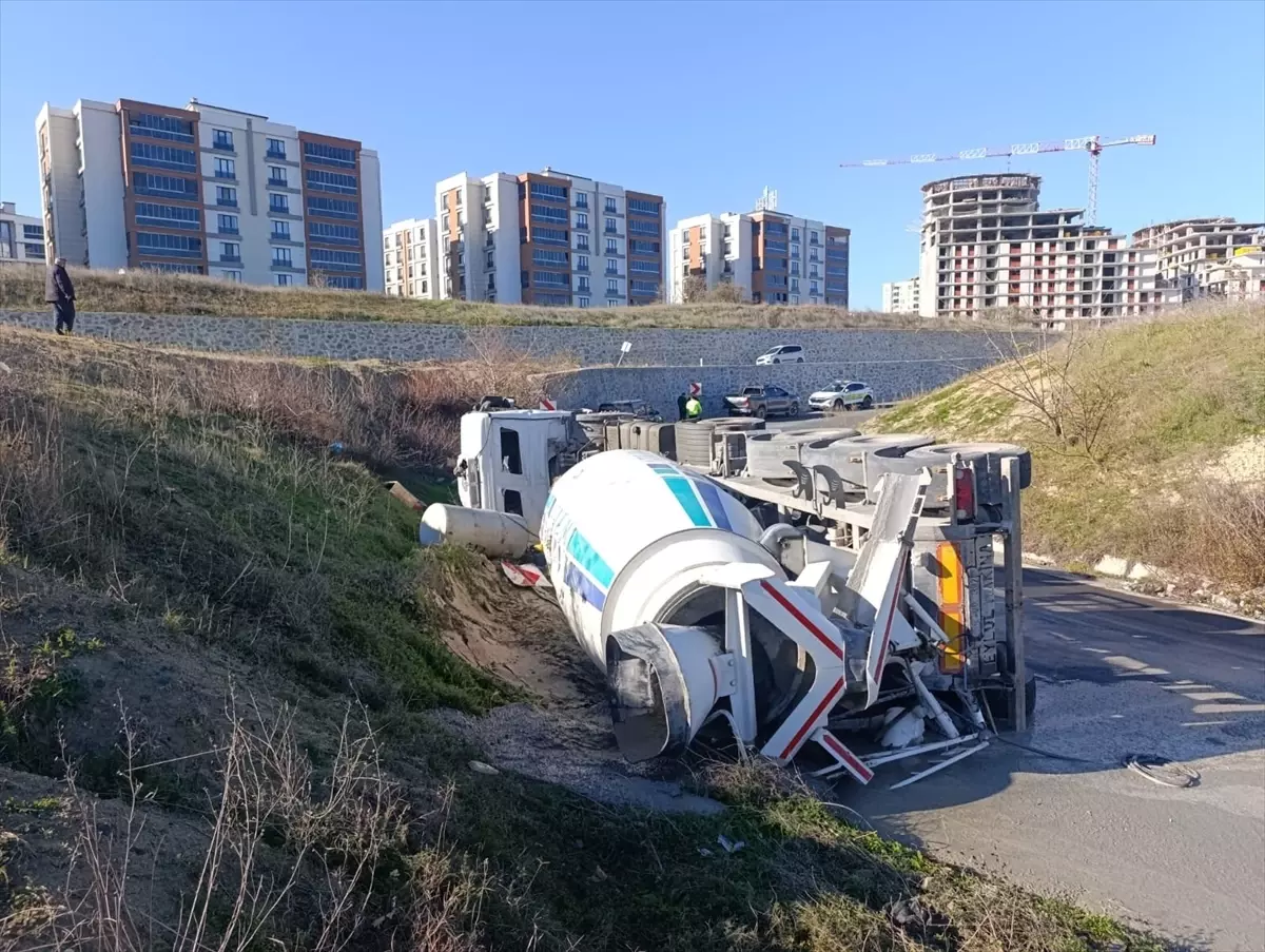 Tekirdağ’da devrilen beton mikserinin sürücüsü yaralandı