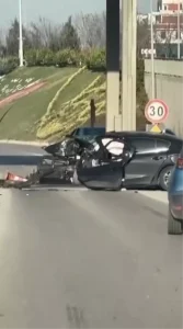 TEM Otoyolu’nda Gişeye Çarpan Otomobilin Sürücüsü ve Annesi Hayatını Kaybetti