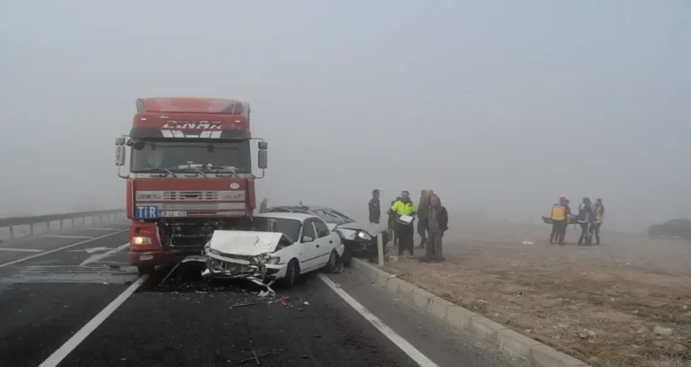 TIR, kırmızı ışıkta duran 4 araca çarptı