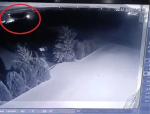 TIR’ın bariyerlere çarptığı kaza kamerada