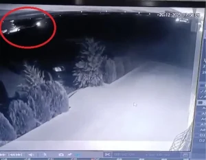 TIR’ın bariyerlere çarptığı kaza kamerada