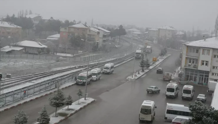 Tokat’ın Yeşilyurt ilçesinde kar yağışı etkili oluyor