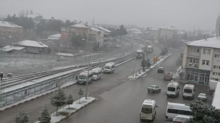 Tokat’ın Yeşilyurt ilçesinde kar yağışı etkili oluyor