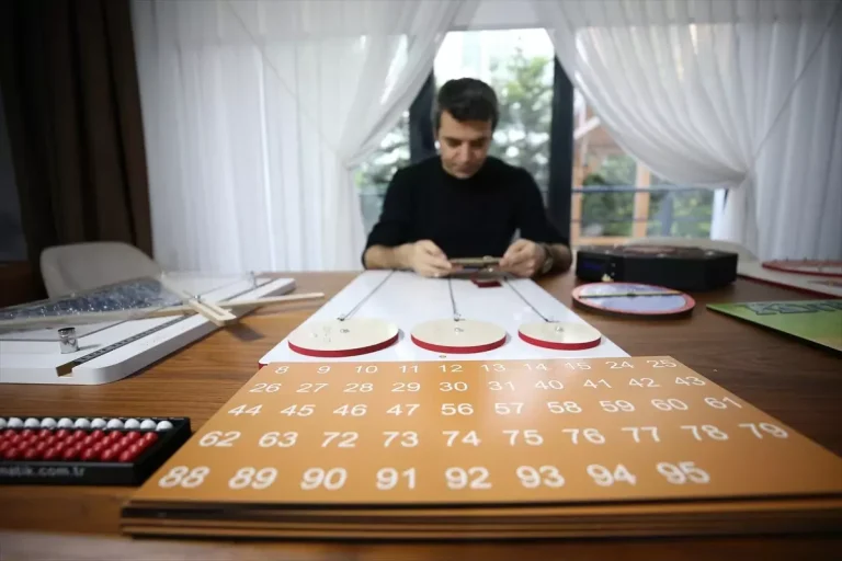 Topladığı materyallerle hayalindeki matematik müzesini kurmaya hazırlanıyor