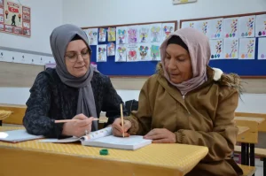 Torununa öğretebilmek için 64 yaşında okuma yazma kursunda