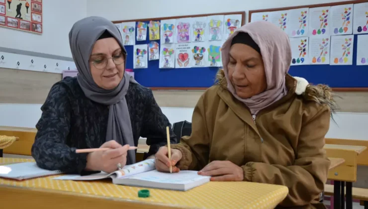 Torununa öğretebilmek için 64 yaşında okuma yazma kursunda